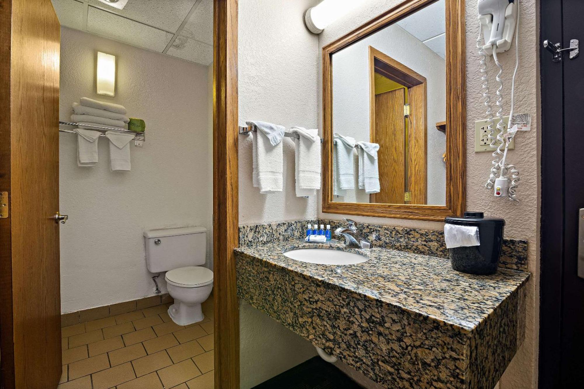 Rodeway Inn McPherson Eksteriør billede